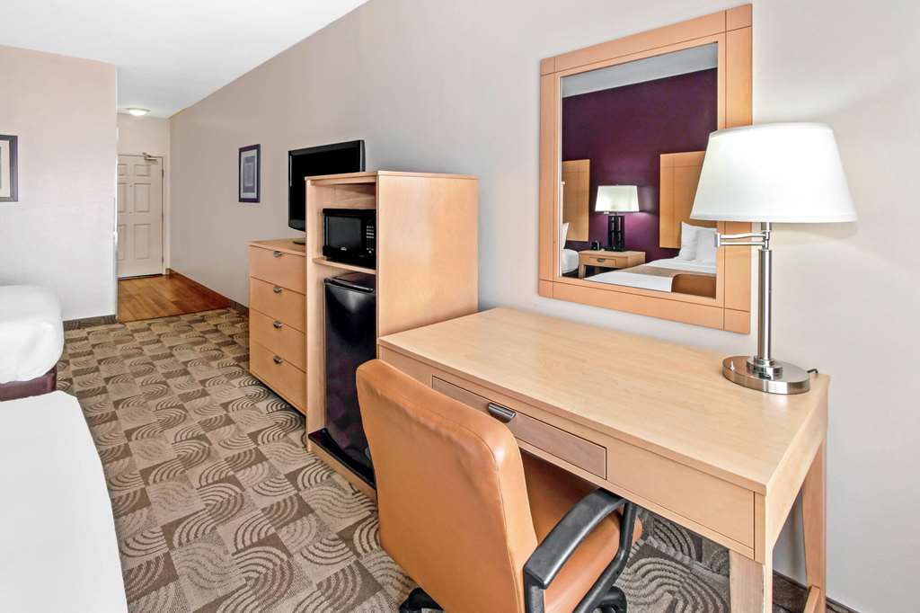 La Quinta Inn & Suites by Wyndham Tucumcari - photo 28