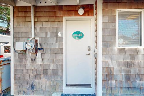 Beaches Inn Buccaneer Bay Bungalow - photo 7