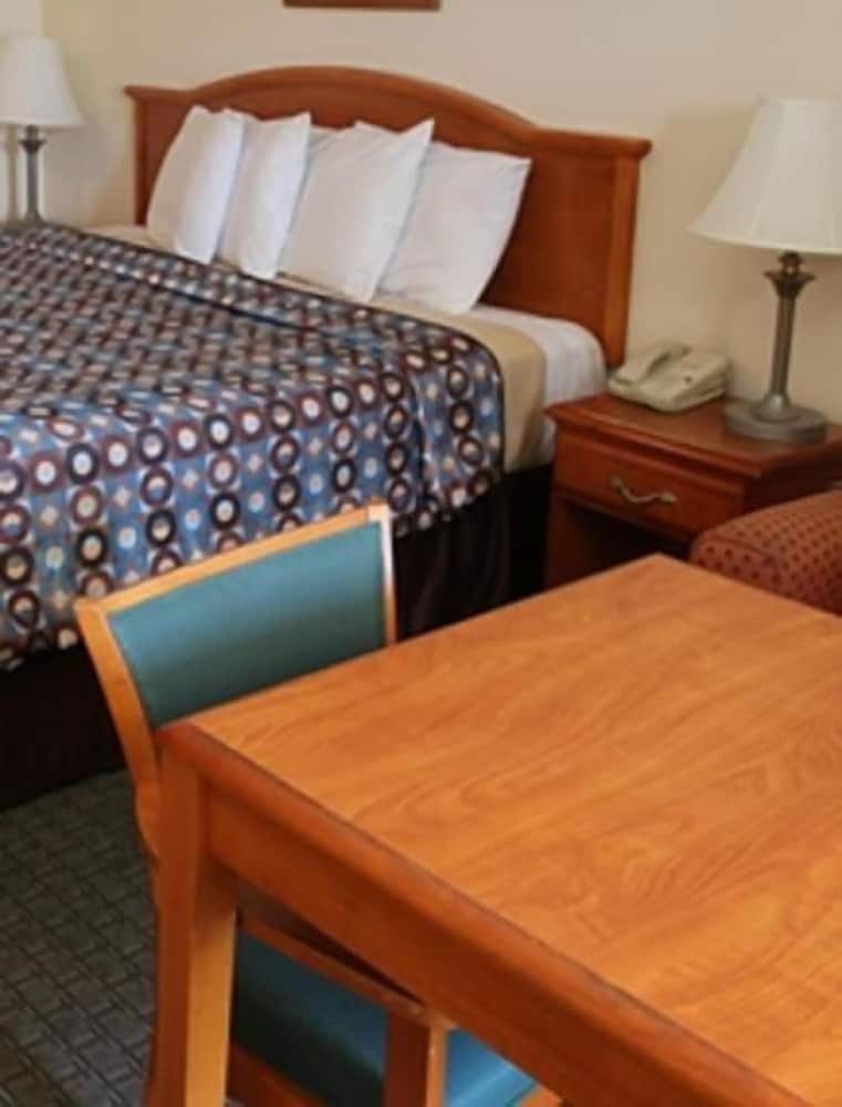 Express Inn and Suites - photo 9