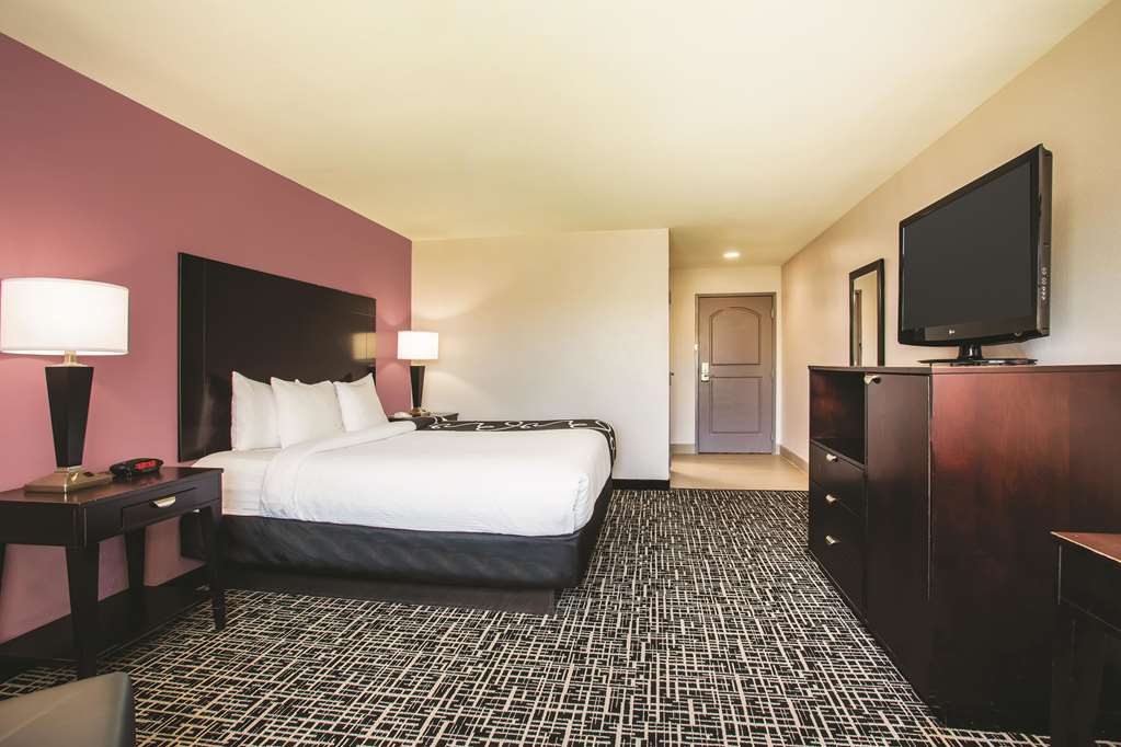 La Quinta Inn & Suites by Wyndham Russellville - photo 9