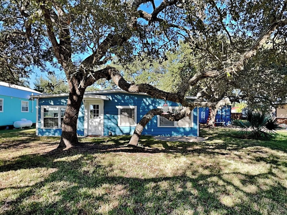 The Charming Cozy Cottage by Miss Kitty s — 4-Star Luxury Hotel in Rockport, United States
