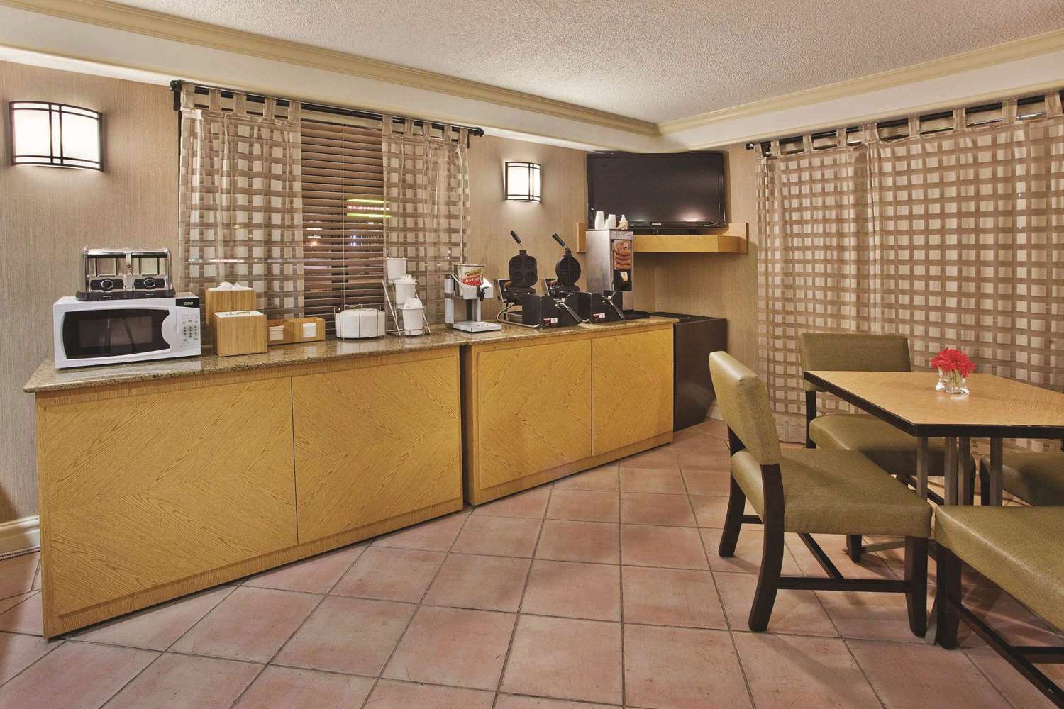 La Quinta Inn Savannah Midtown - photo 15