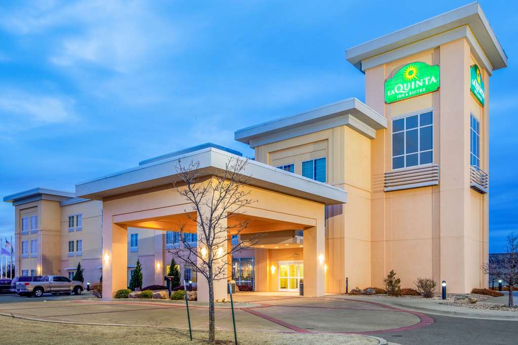 La Quinta Inn & Suites by Wyndham Clinton Historic Route 66 - photo 3