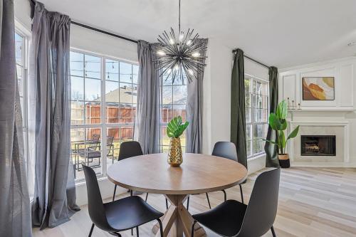 4 BD 2 BA Luxe Modern Gem with Foosball & Firepit — 4-Star Luxury Hotel in Grand Prairie, United States