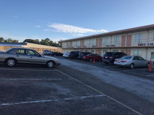 Tyler Inn & Suites - photo 4
