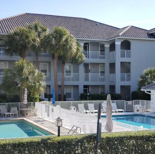 Vanderbilt Villas Naples Condo Walk to Beach — 4-Star Luxury Hotel in Naples, United States