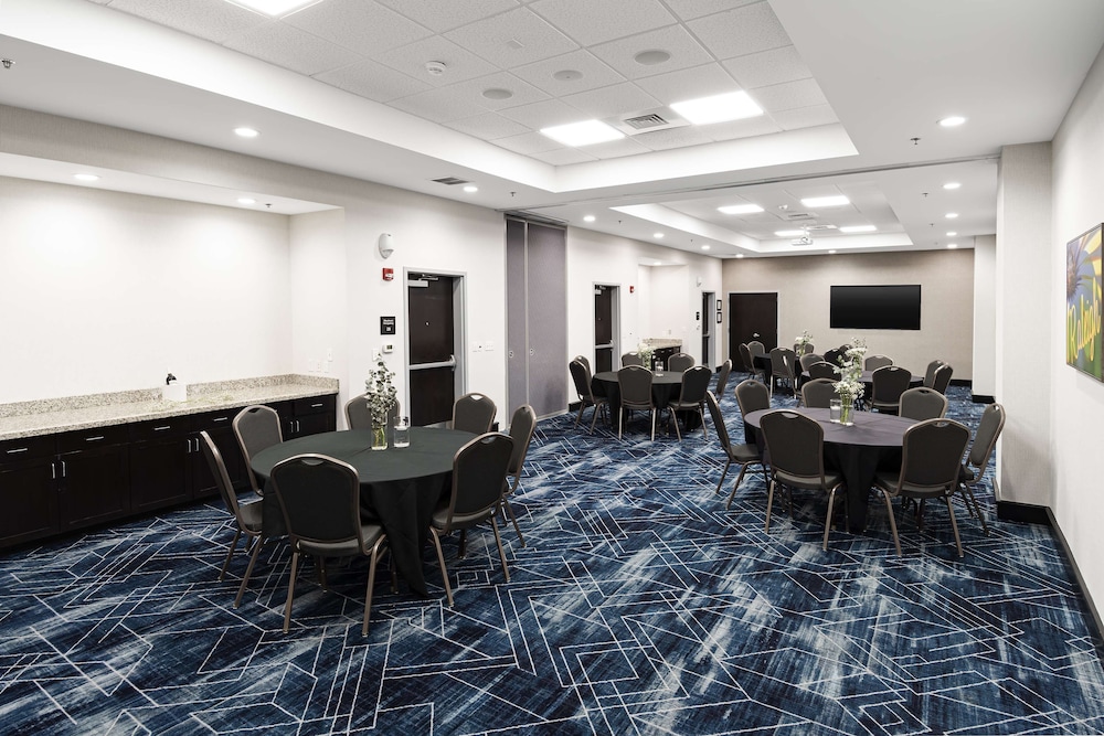 Hampton Inn & Suites Raleigh Downtown - photo 93