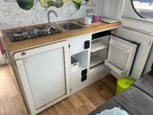 WOHLFÜHLBOOT Hausboot Festlieger im Hafen Bad Saarow WC an Bord Dusche an Land in Bad Saarow, Germany