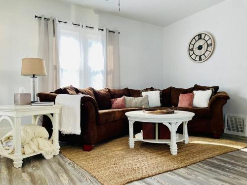 The Chic Shack Centrally Located 2BR 1BA Home — 4-Star Luxury Hotel in Evansville, United States