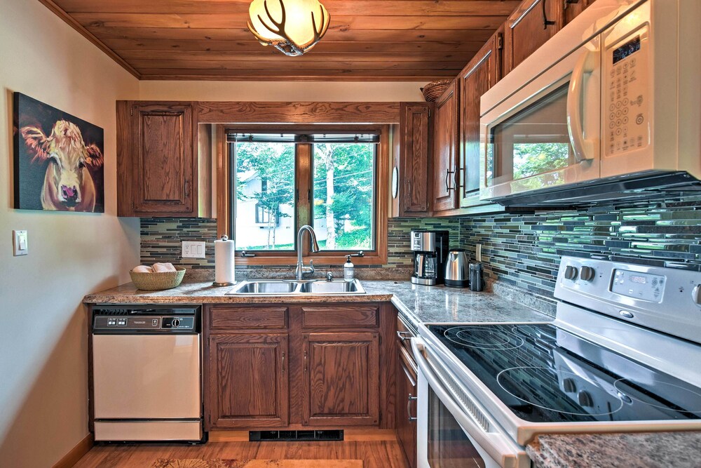 Beech Mountain Condo with Balcony Walk To Resort - photo 8