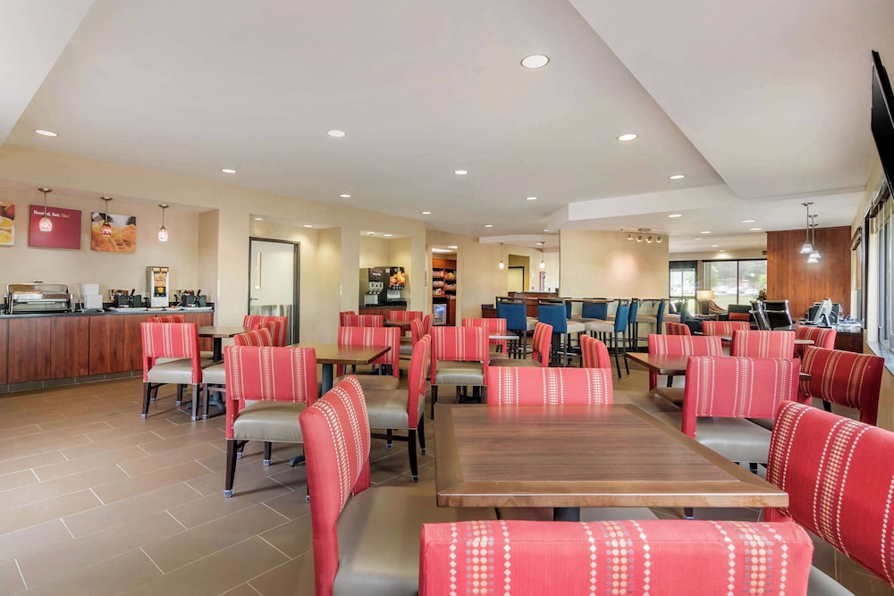 Comfort Suites Speedway Kansas City - photo 30