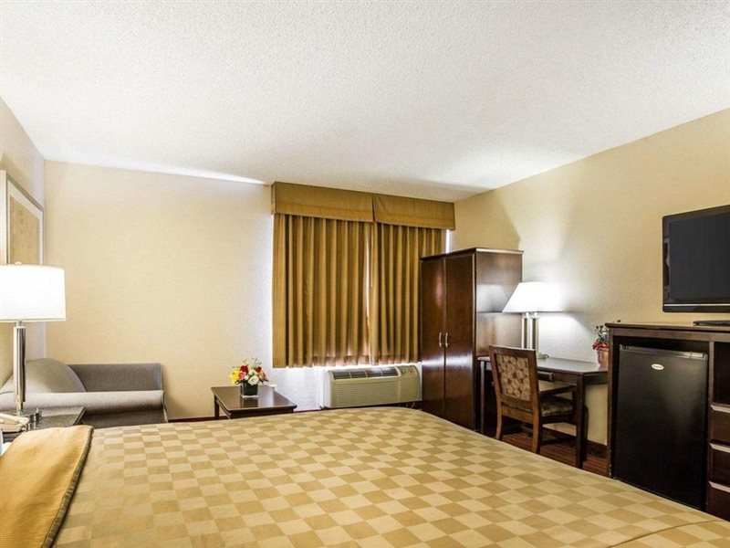 California Inn and Suites Bakersfield - photo 4