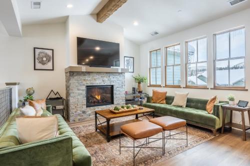 Newly Built Updated 3 Bed 2 and a half bath Creekhouse at Snowcrk Resort 1463 Amazing Mountain Views in Mammoth Lakes, United States