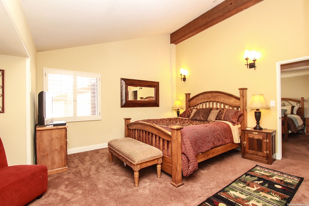 Summit Getaway Condo Affordable and ideally located Wood burning fireplace Walk to Ski Resort - photo 17