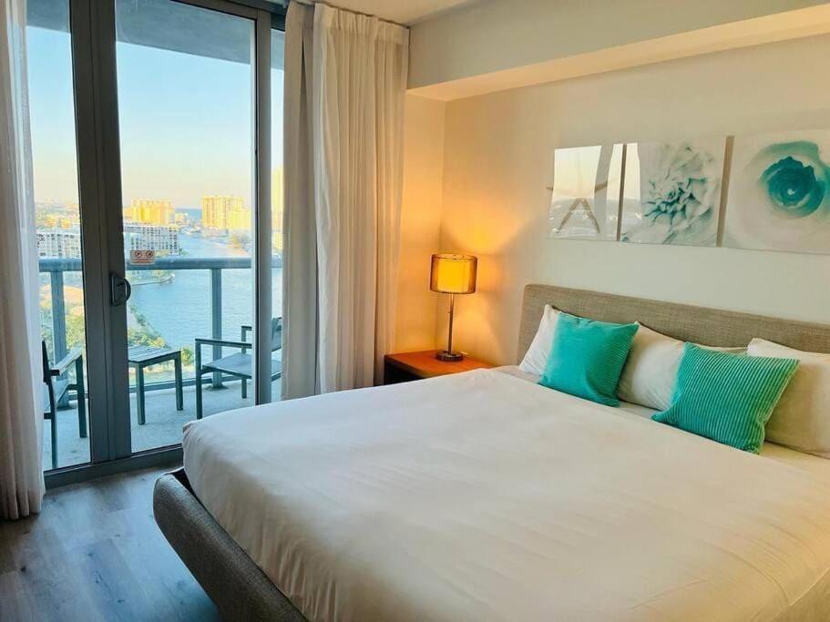 Seaside Retreat in Miami Full Kitchen & Balcony Views A — 4-Star Luxury Hotel in Hallandale Beach, United States