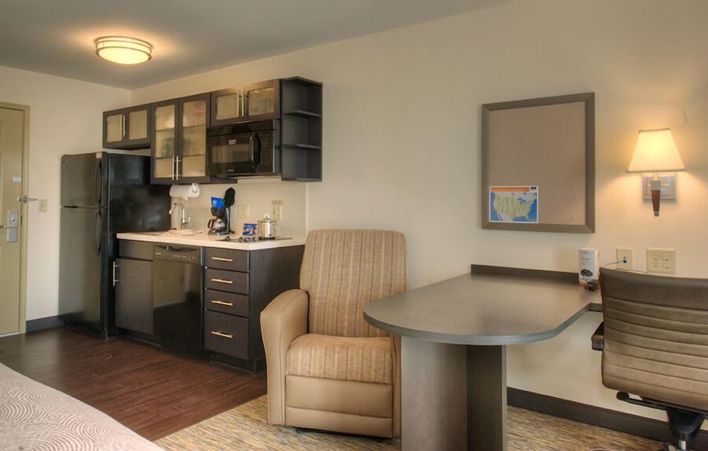 Candlewood Suites Sioux City Southern Hills by IHG - photo 16