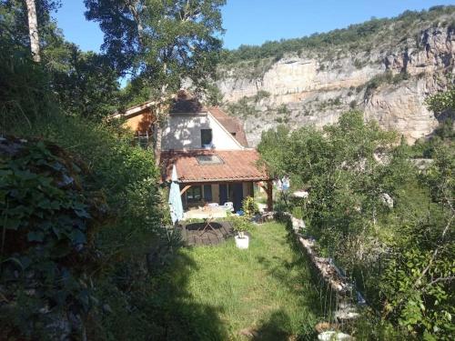 Maisonnette Dans Un Ecrin de Pierre Et de Verdure - carbon neutral hotel in Unknown City