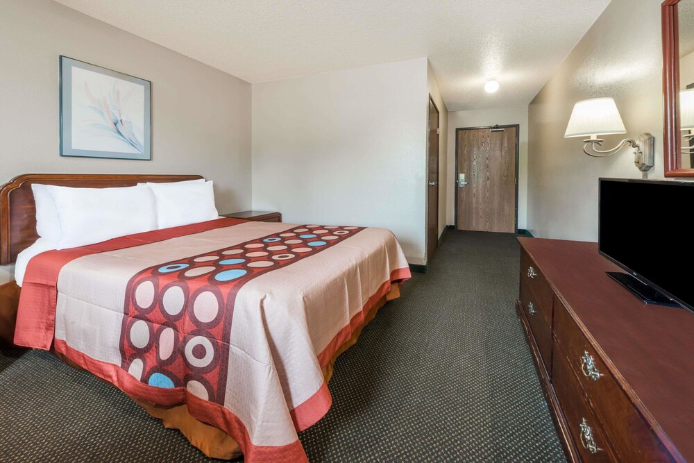 Super 8 by Wyndham Bridgeton Arpt St Louis Area - photo 4