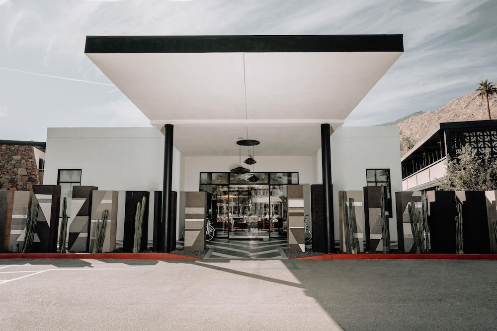 V Capri Palm Springs a Dolce by Wyndham — 4-Star Luxury Hotel in Los Angeles, United States