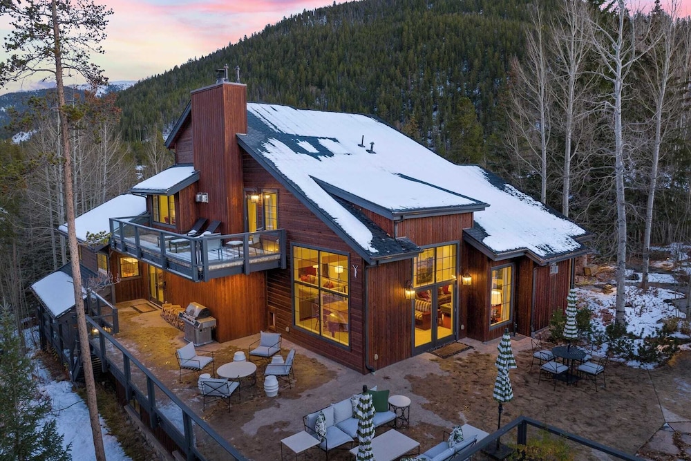 Luxury Mountain Estate w Indoor Pool Gym & Hot Tub Near Keystone Sleeps 19 in Keystone, United States