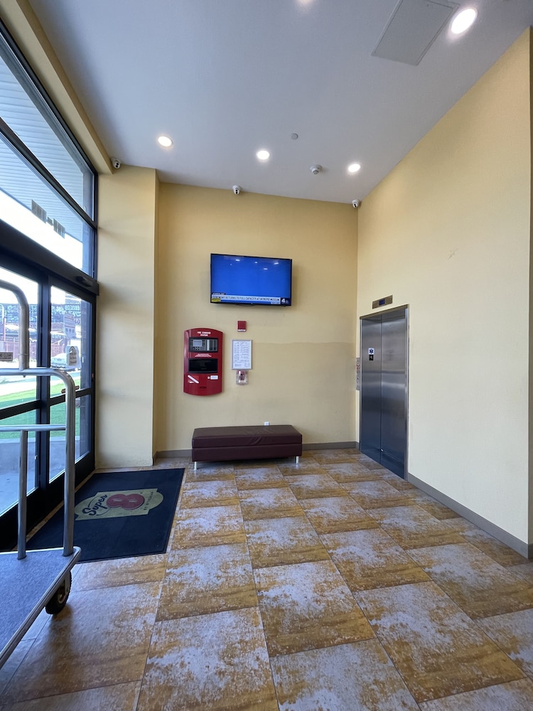 Super 8 by Wyndham Brooklyn Williamsburg in Brooklyn, United States