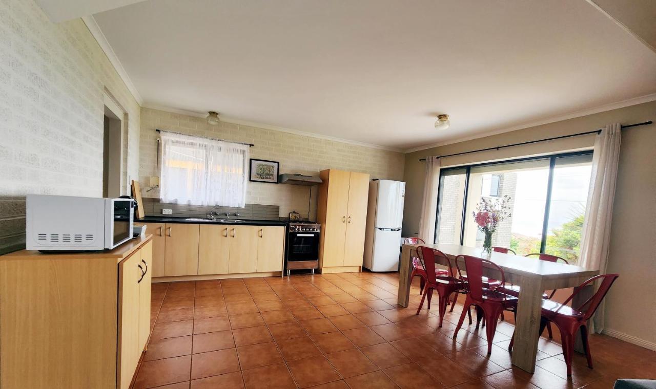 Large Apartment in Prime Location with Beautiful Ocean Views Free Laundry Room and Car Parking — 4-Star Luxury Hotel in Hallett Cove, Australia
