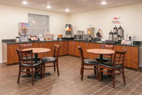 Super 8 by Wyndham Duncan - photo 17