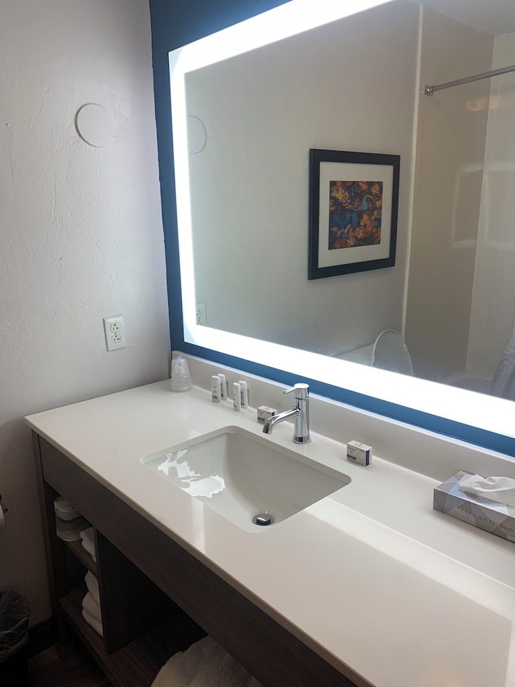 La Quinta Inn & Suites by Wyndham OKC North Quail Springs - photo 30