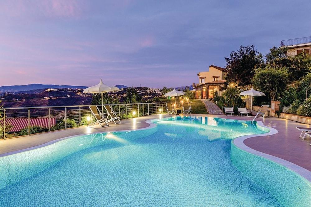 Casa Vacanza Villa Aurora — 4-Star Luxury Hotel in Laureana Cilento, Italy