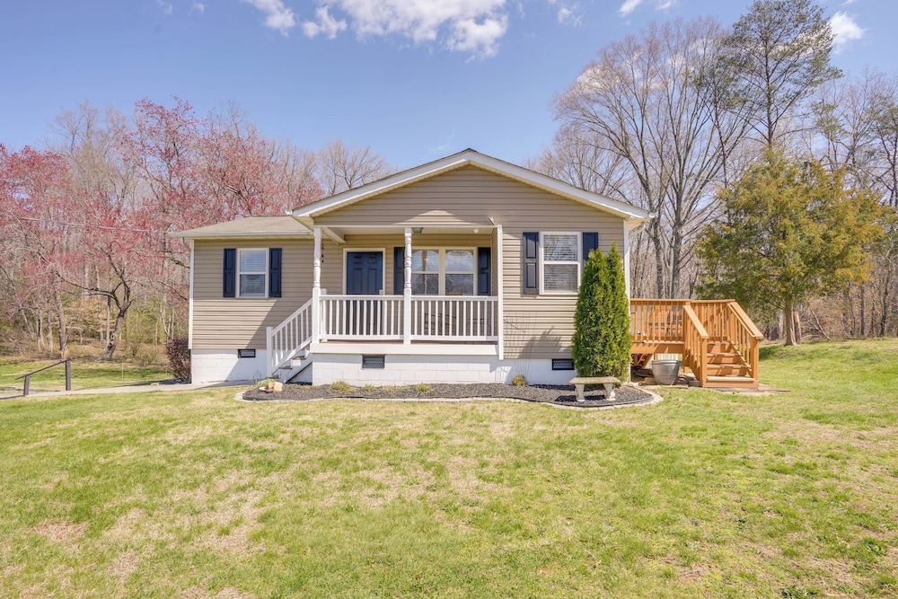 5 Mi to Dtwn Fredericksburg: Family Gem w Yard in Fredericksburg, United States