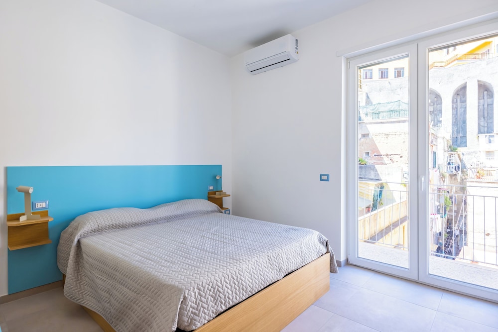 Brombeis Double Bedroom Center by NapoliApartments — 4-Star Luxury Hotel in Naples, Italy