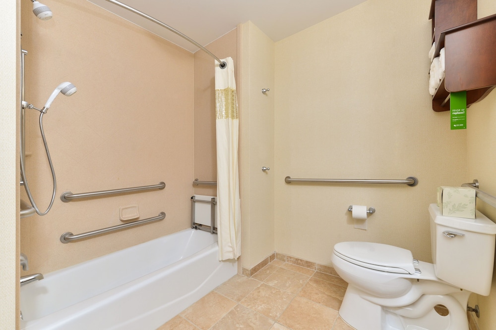 Hampton Inn Muscatine - photo 20