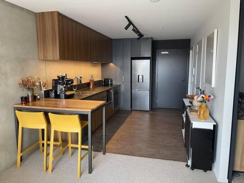 Modern Two Bedroom Apartment with Free Parking — 4-Star Luxury Hotel in Wellington, New Zealand