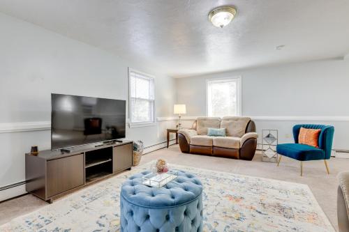 5 Mi to to Downtown Worcester Quiet Townhome in Auburn, United States