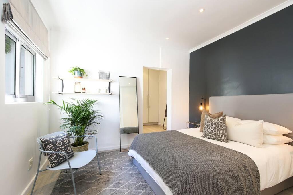 Number 5104 Contemporary Clifton Apartment