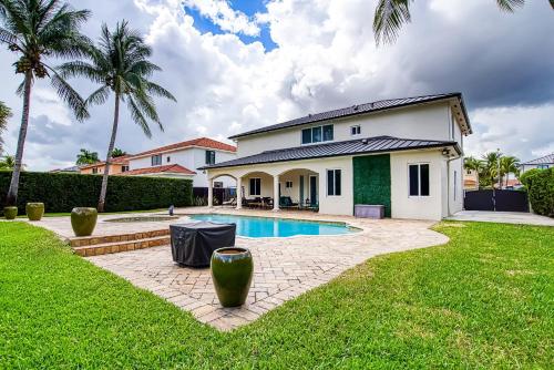 Luxury Tropical Living 4BR w Backyard Pool Oasis — hotel in Hialeah