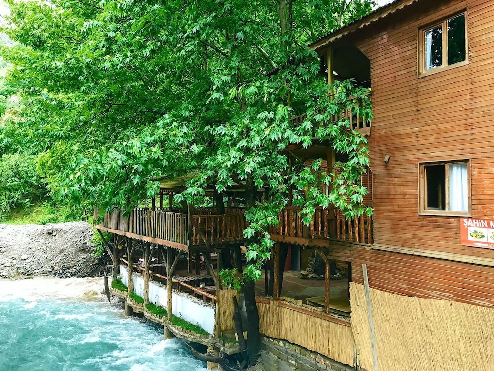 Kapuzbasi Selalesi Sahin Motel — Yahyali