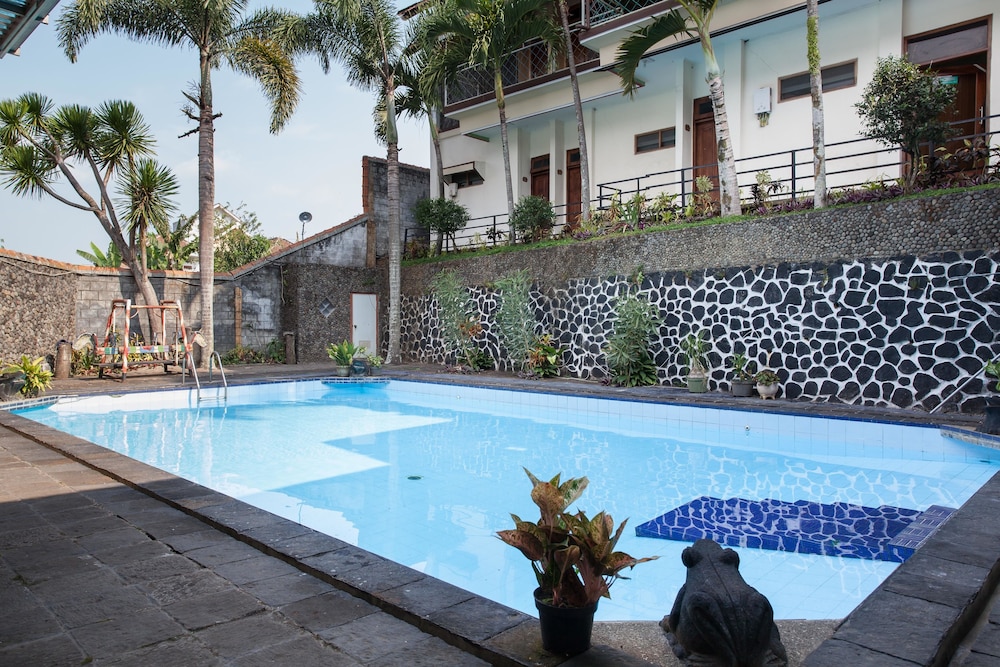 RedDoorz Plus near Jawa Timur Park 1 in Batu, Indonesia