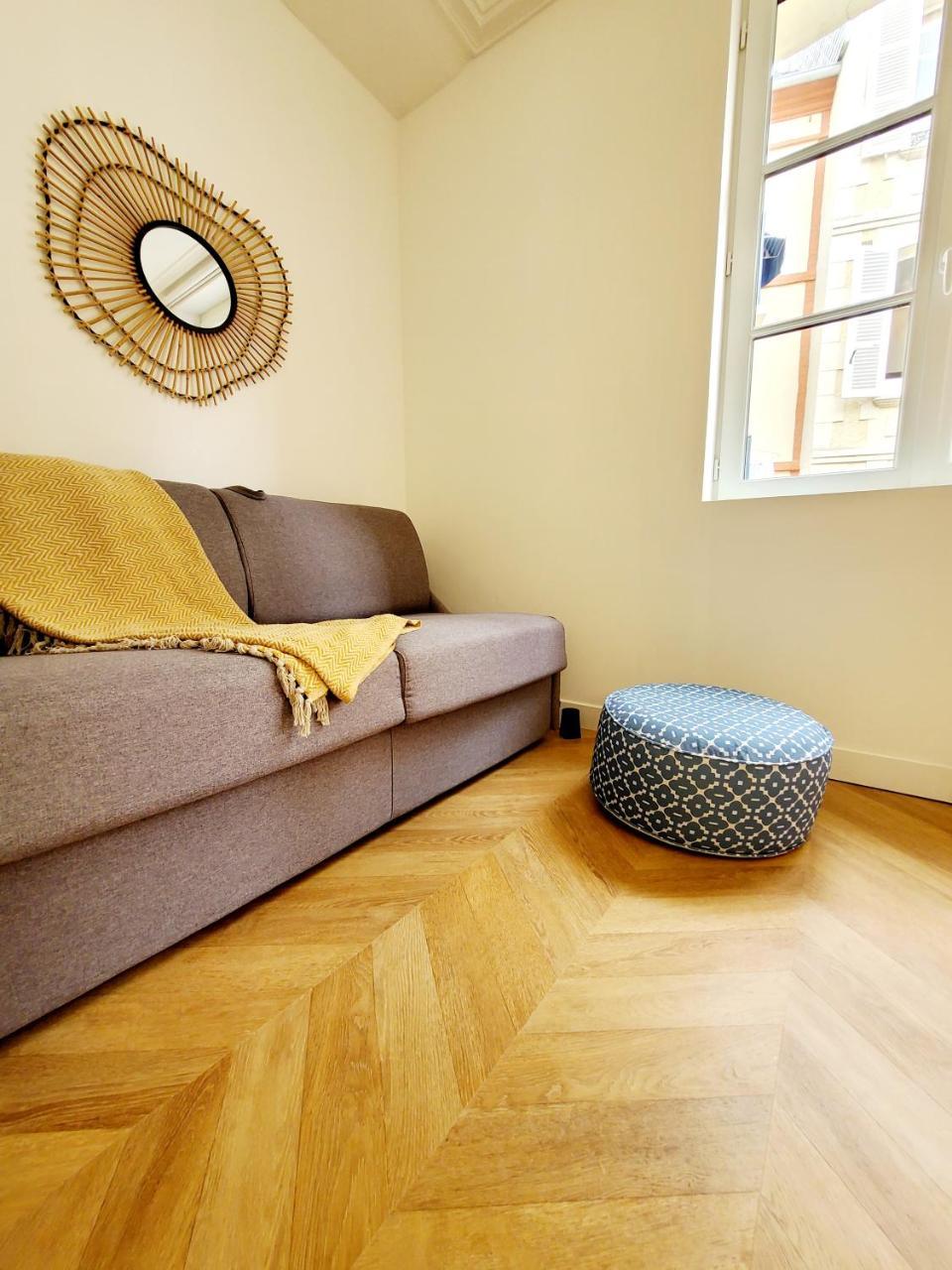 Studio Jeannette Avec Balcon Et Juste a 130 Metres Plage Plein Centre Wifi Draps Serviettes Inclus in Trouville-Sur-Mer, France