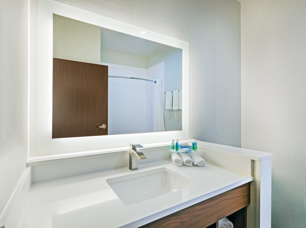 Holiday Inn Express & Suites Coffeyville by IHG - photo 15