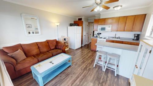 Savannah Beach and Racquet Club 308B by Tybee Beach Vacation Rentals — 4-Star Luxury Hotel in Tybee Island, United States