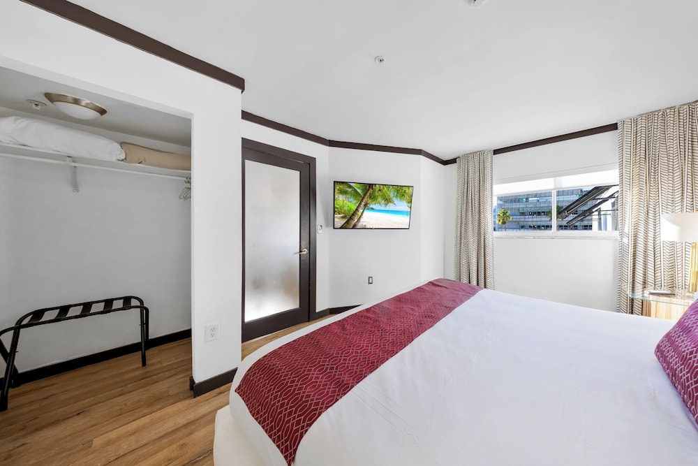 The Shoreline Suites - photo 8