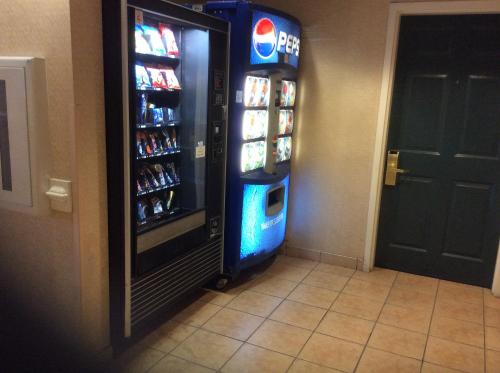 InTown Suites Extended Stay Chicago IL Elk Grove O'Hare - photo 13