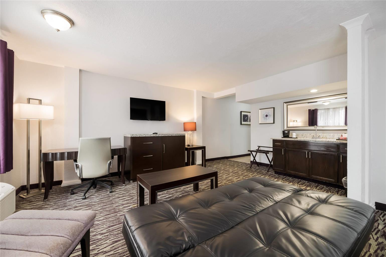 Clarion Inn & Suites Across From Universal Orlando Resort - photo 28