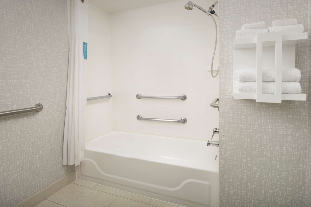 Hampton Inn College Park - photo 28