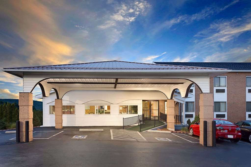 Super 8 by Wyndham Hillsville - photo 2