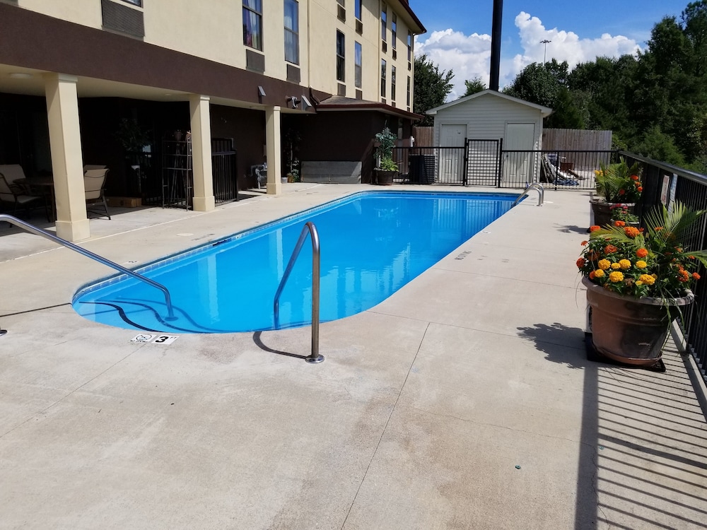 Clarion Pointe - carbon neutral hotel in High Point