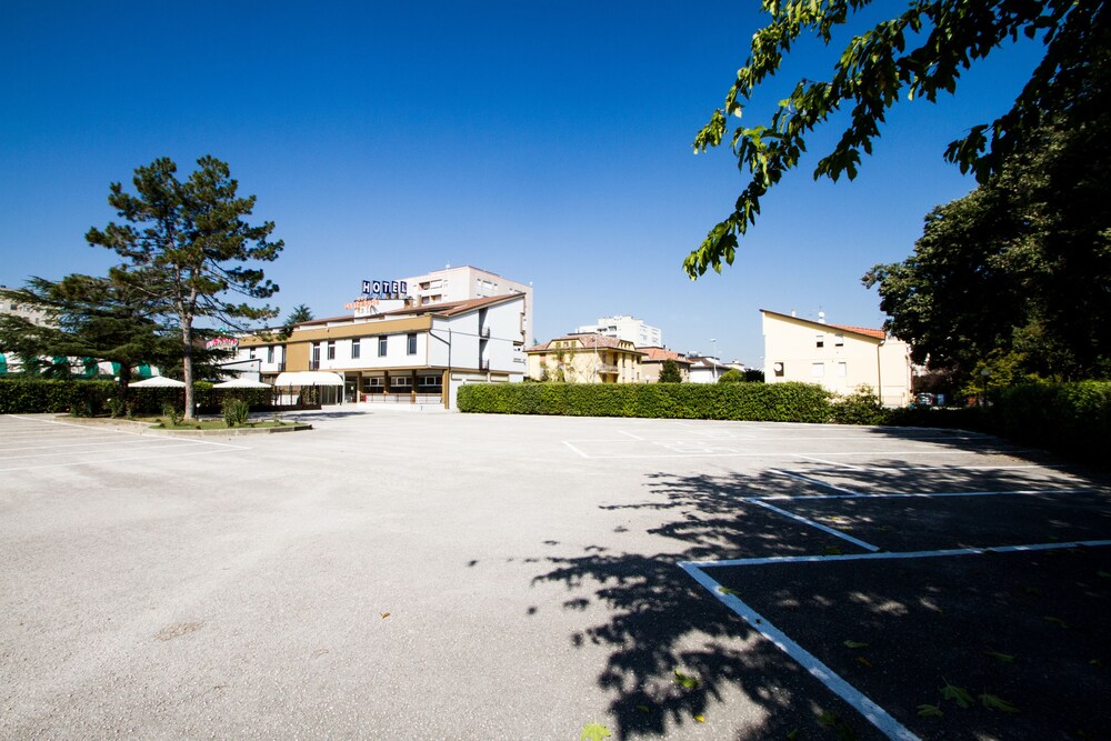 Santa Lucia — hotel in Cascina