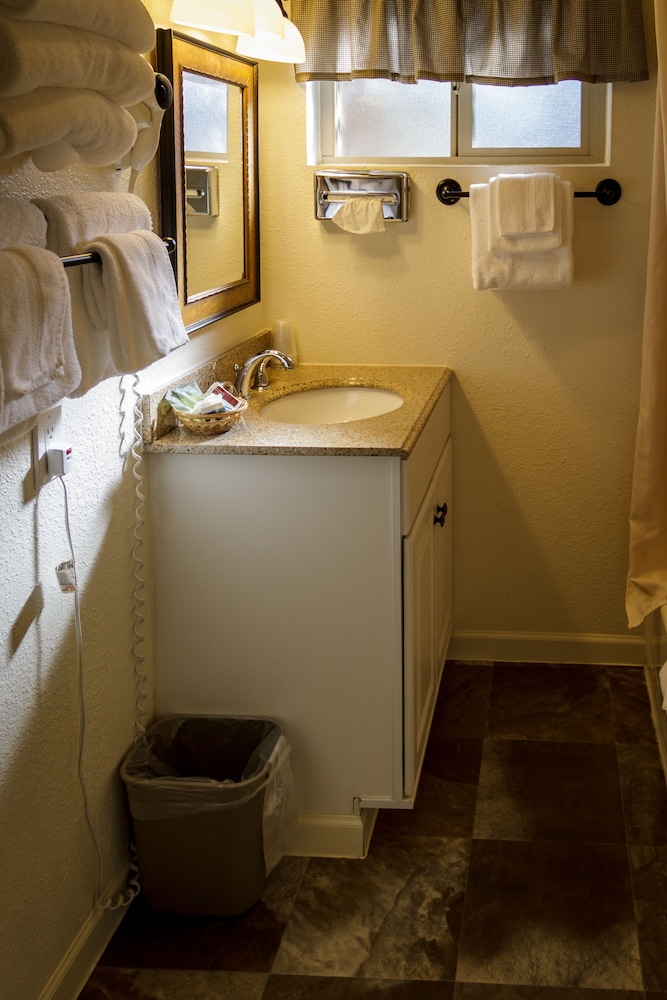 Green Gables Motel & Suites - photo 54