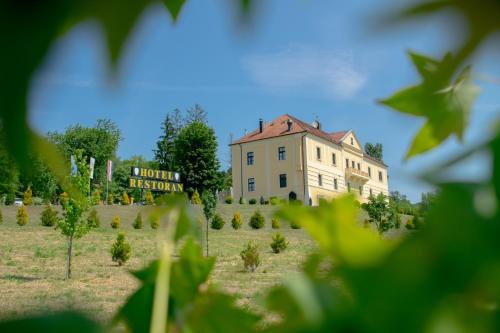 Hotel & Restoran Dvorac Gjalski — hotel in Zabok